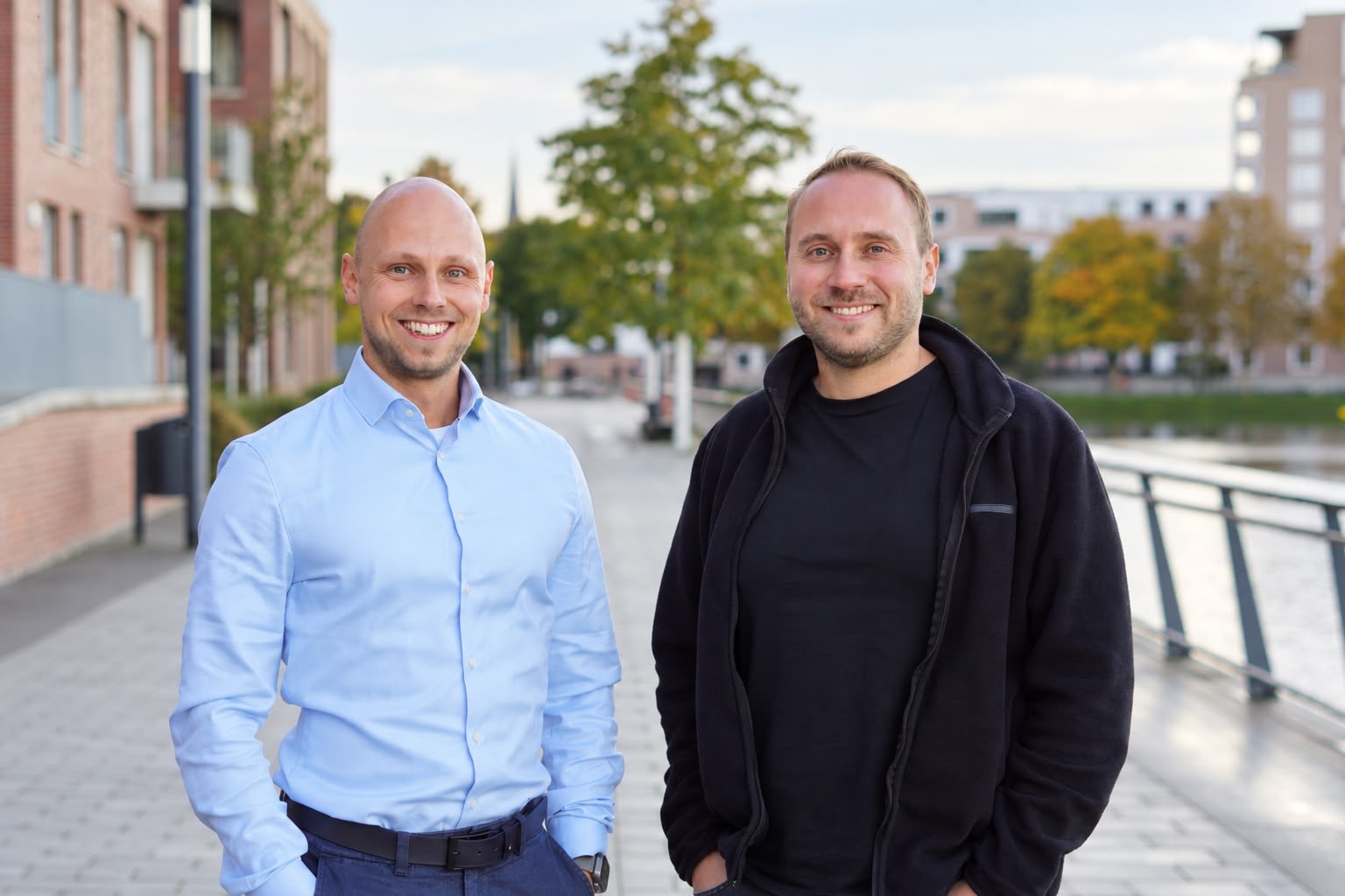 Felix Rüger (links) und Florian Hausjell (rechts), die Gesellschafter von Rüger und Hausjell Immobilien, an der Hafenpromenade in Oldenburg